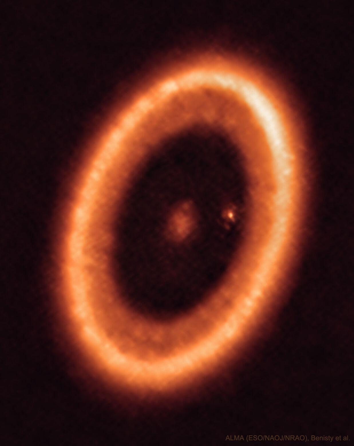 تُظهر الصورة تشكّل كوكب في النظام النجمي پي‌دي‌إس 70. حيث يمكن رؤية حلقة تشكّل كوكبيّة وأيضاً كوكب وحوله حلقة تشكّل قمري على ما يبدو.
