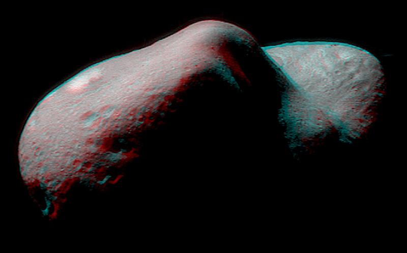  صورة ثلاثيّة الأبعاد لكويكب إروس الذي يشبه شكله حبّة بطاطس ذات عدّة انتفاخات. يبدو وكأن الضوء يسقط على الكويكب من أعلاه مما يؤدي إلى نشوه مناطق مُضاءة بشكل كبير ومناطق ثانية مظلمة تماماً. تظهر بعض التضاريس المتموجة والحفر والصخور والوديان الصغيرة على سطح الكويكب.