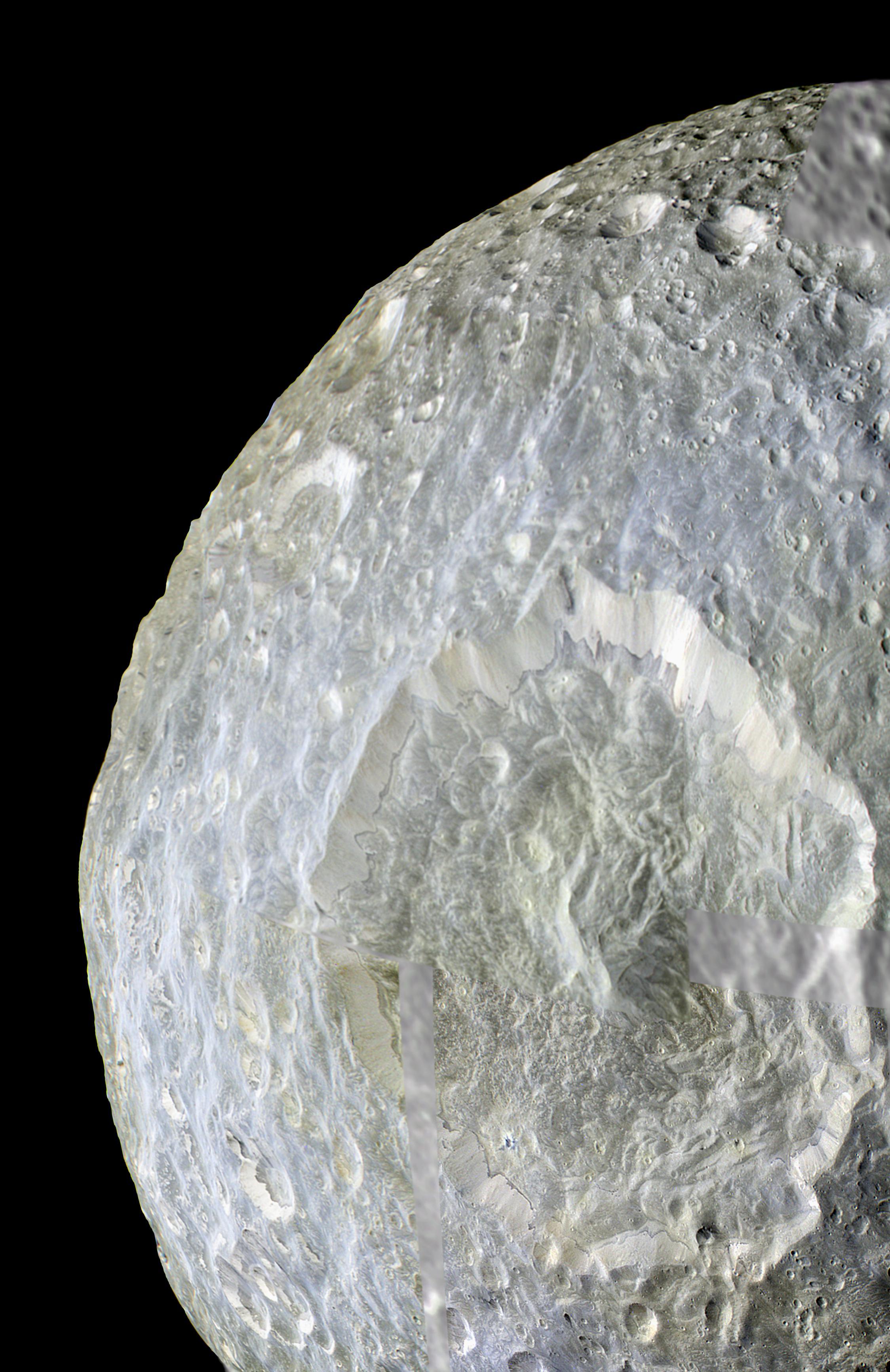 لقطة مقربة من قمر كثير التضاريس وتبرز فيه فوّهة كبيرة جدّاً نسبيّاً