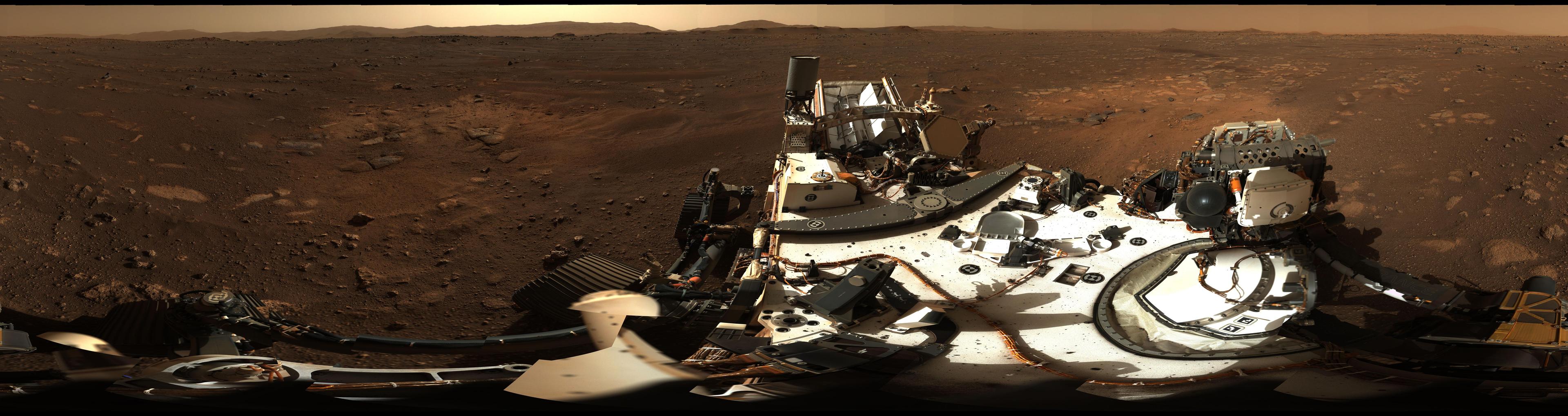 صورة پانورامية تغطّي 360 درجة من قعر فوّهة جيزيرو على سطح المريخ، يظهر في مقدّمتها سطح عربة المُثابرة (پِرسيڤيرَنس) ومن حولها بقعٌ ترابية بلون أفتح من غيرها، وترتفع حافة الفوّهة في البعيد.