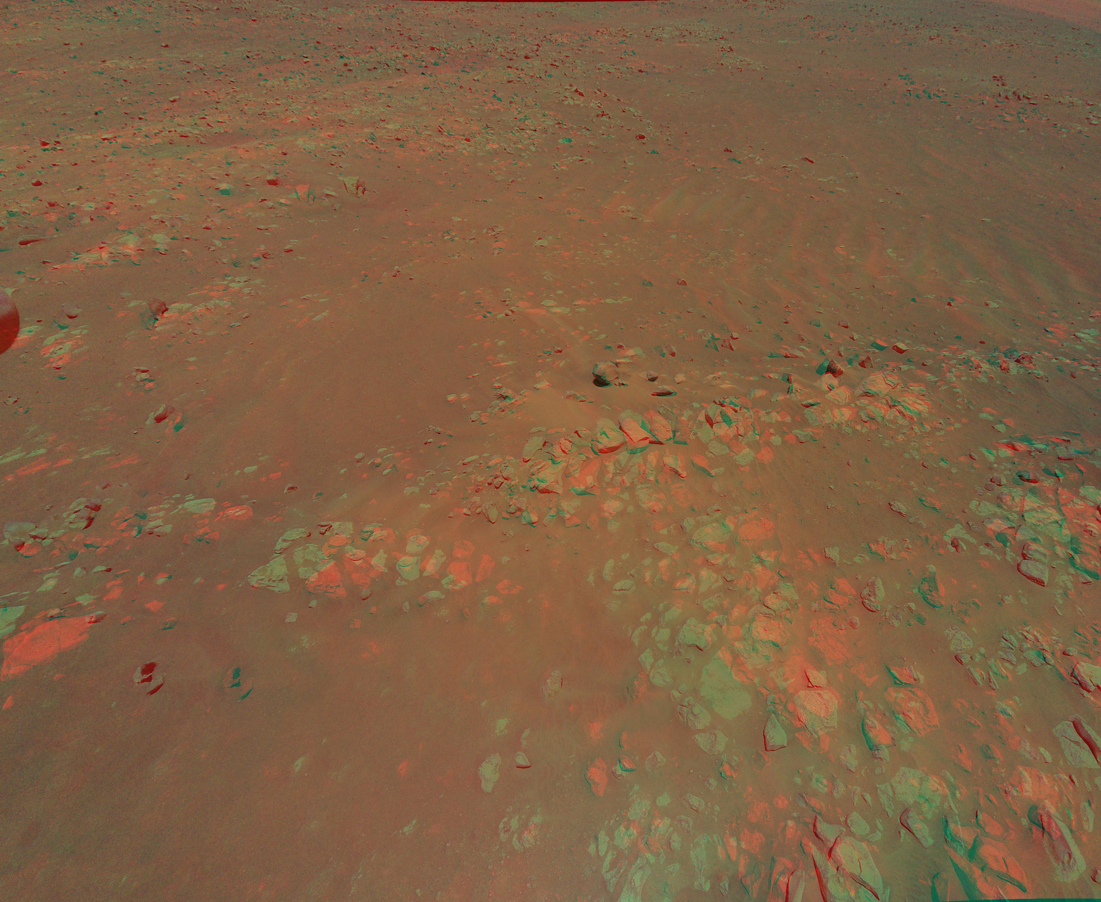 صورة مركّبة ثلاثيّة الأبعاد زرقاء/حمراء لسطح المرّيخ تظهر صخوراً ناتئة.