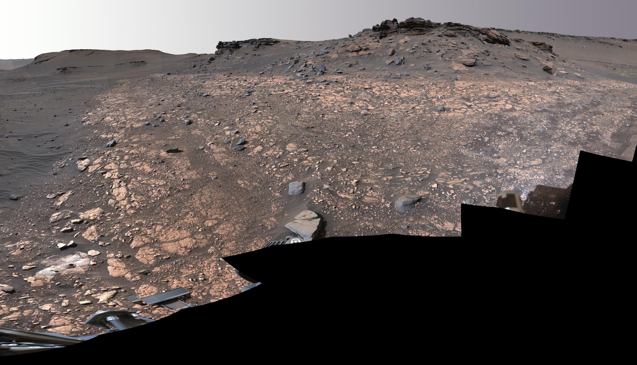 بانوراما تظهر جزءاً من السطح المرّيخي بتربته وصخوره ومرتفعات صغيرة قريبة