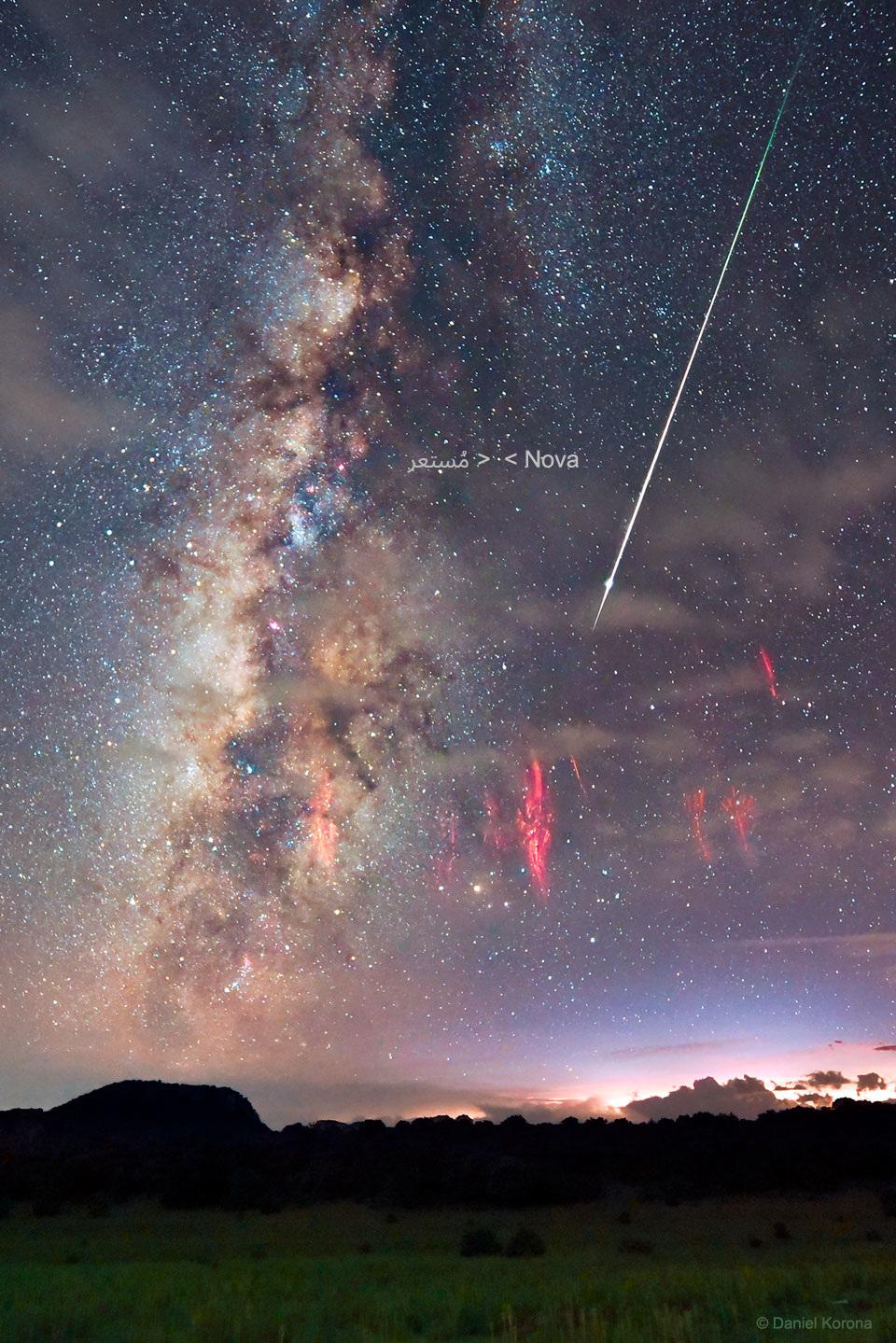 صورة تتناثر فيها النجوم ملتقطة بمجال زاويّ طويل لمجرّة درب التبّانة وعلى امتدادها  شهاب برشاوي وتحته مجموعة من عفاريت البرق الحمراء، وفي وسط الصورة يمكن رؤية مستعر RS الحواء كنجم بعيد.