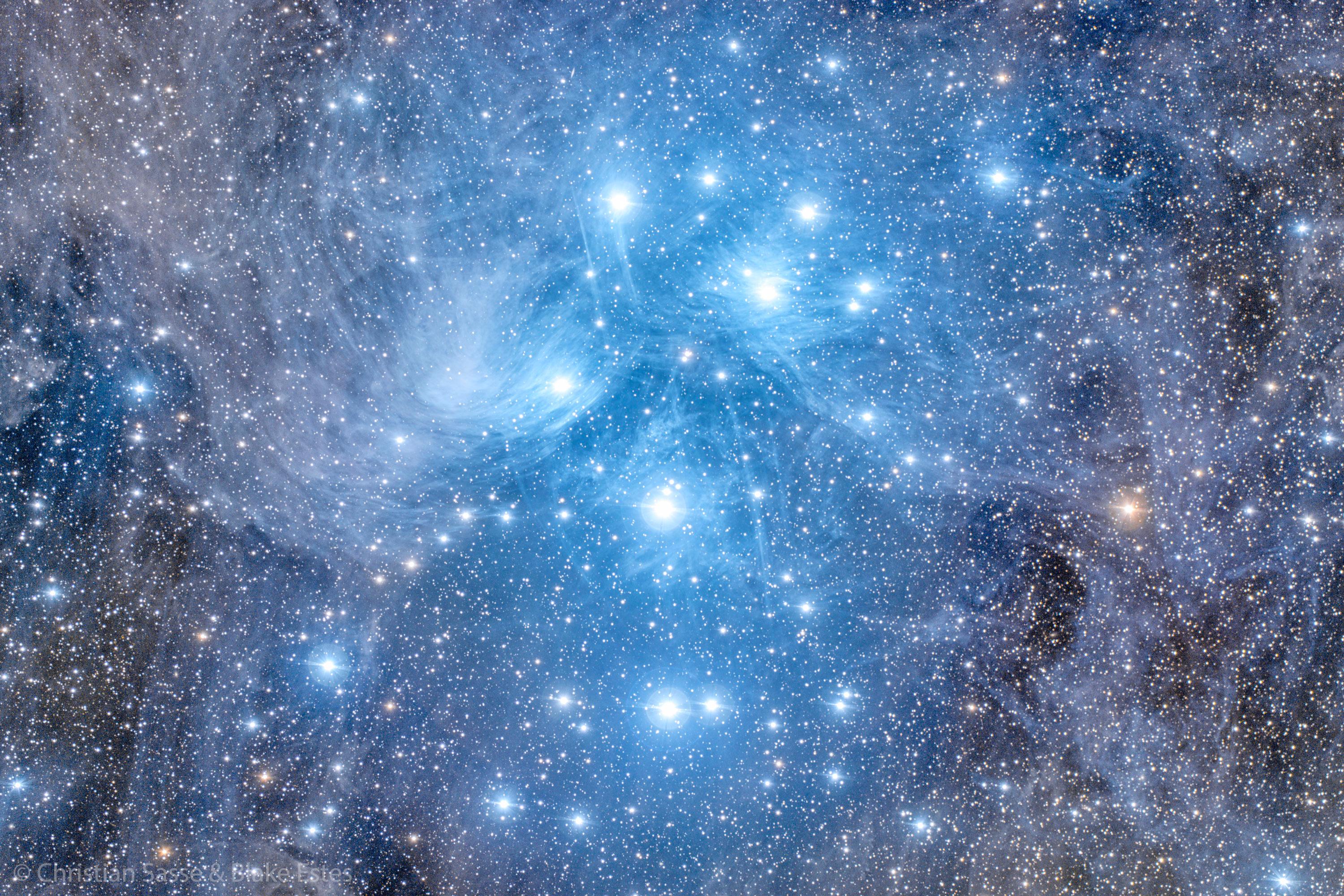 العديد من النجوم الزرقاء مجتمعة معاً في عنقودٍ من الغبار والغاز المتوهّج بالأزرق.