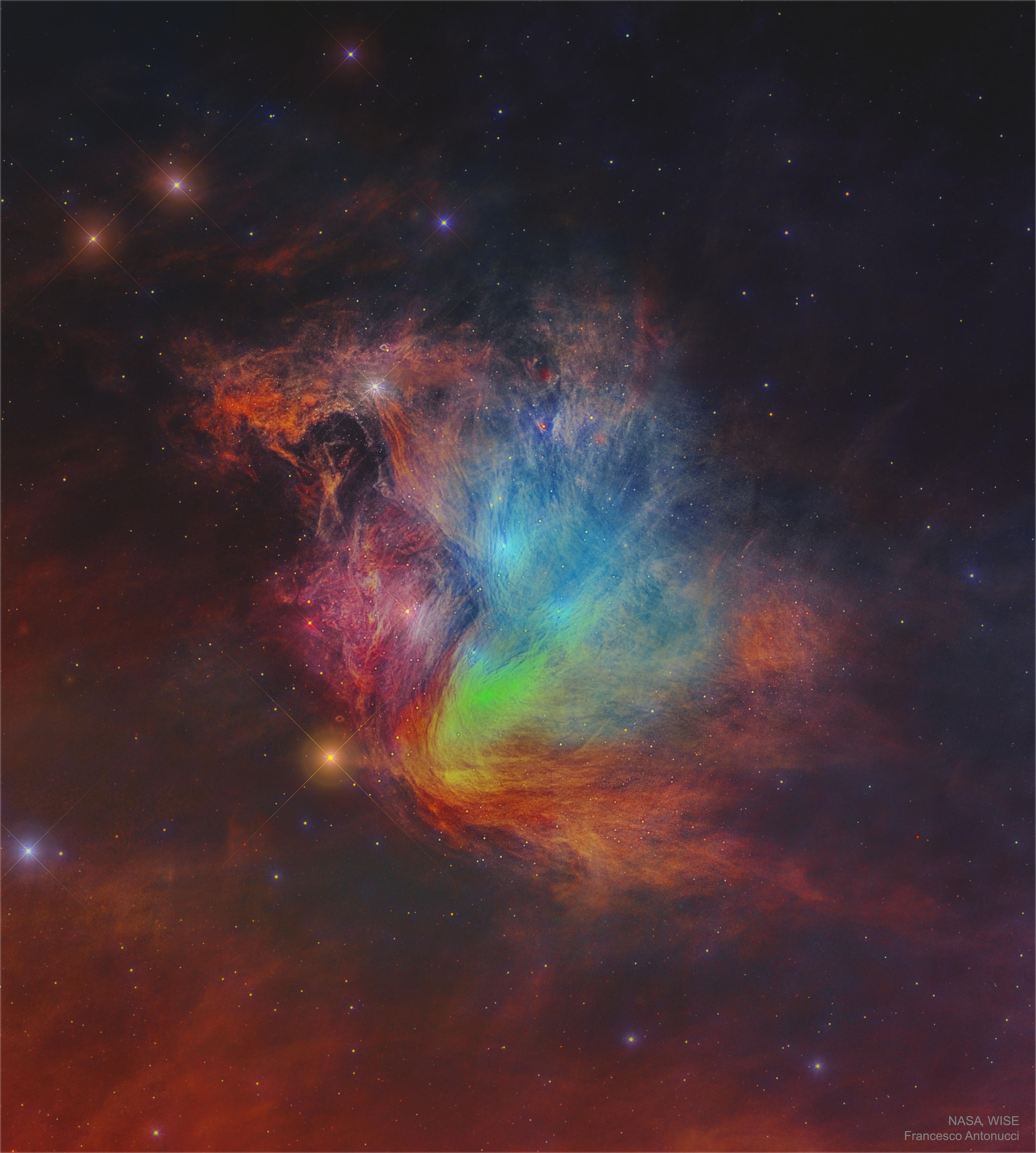 يظهر حقل الغبار الخيطيّ بأقسام مُختلفة تُظهر ألواناً مُختلفة، بينما النجوم تُرقِّط الخلفيّة