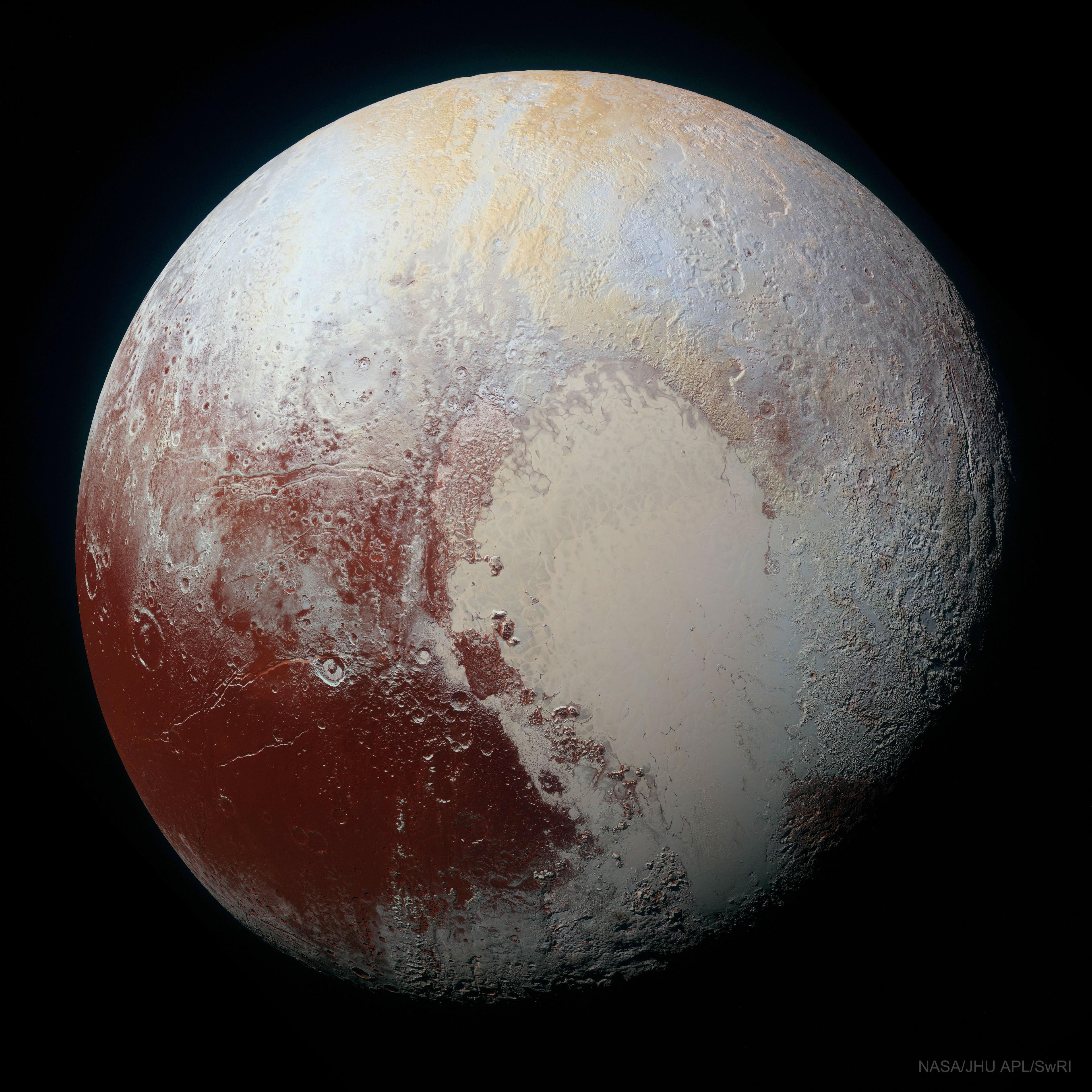 صورة لكوكب "پلوتو" محسّنة الألوان وعالية الدقة كما شوهد من المسبار الفضائي الروبوتي "نيو هورايزونز" في عام 2015.