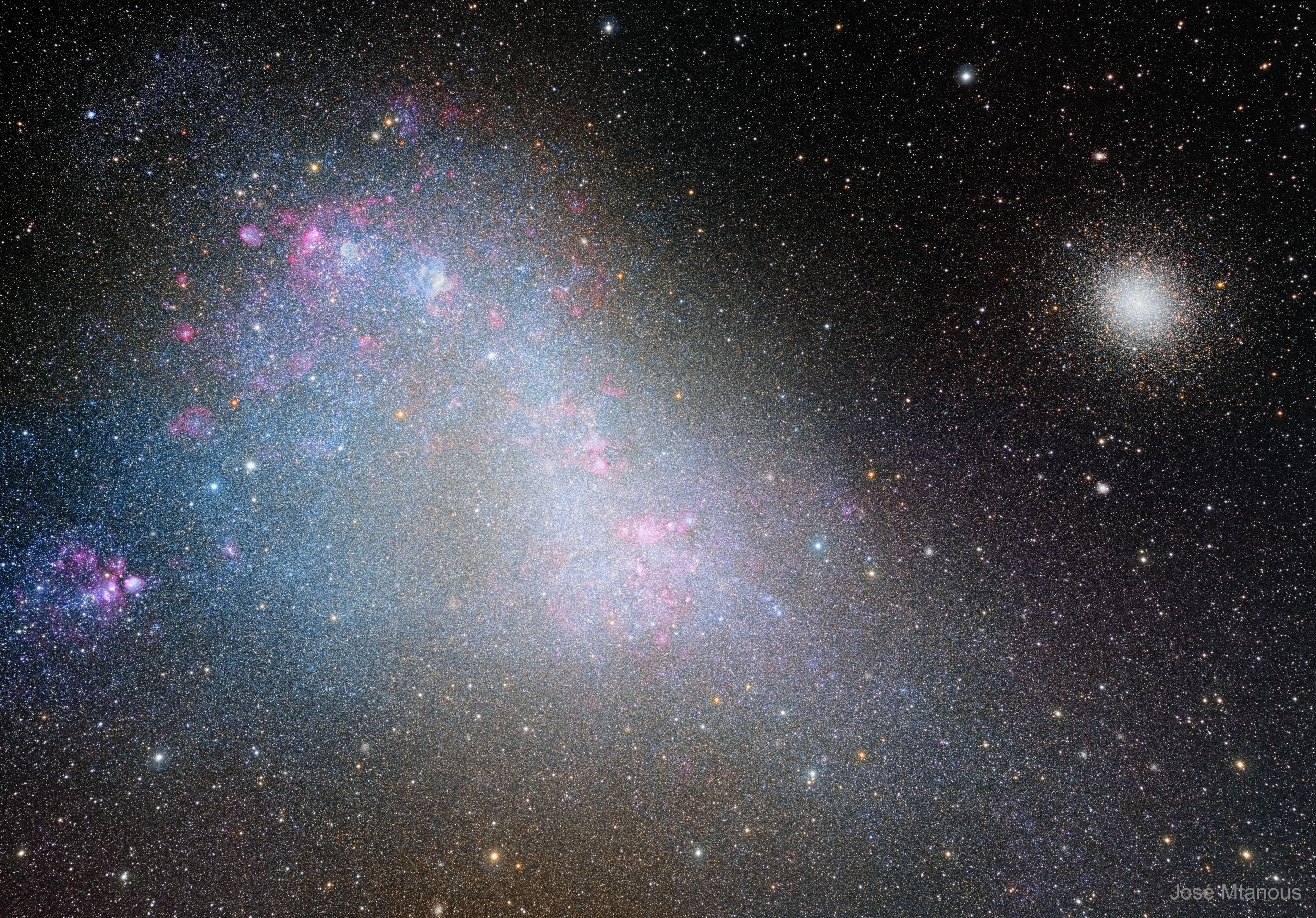 سحابة ماجلان الصغرى، والتي تبدو عن بعد كبقعة صغيرة زغباء في السماء، تمتد على معظم مساحة هذه الصورة المرصّعة بالنجوم. تُظهر الصورة حادّة التفاصيل كذلك العنقود النجمي المكوّر 47 طوقاني في مقدّمة المشهد على اليمين.