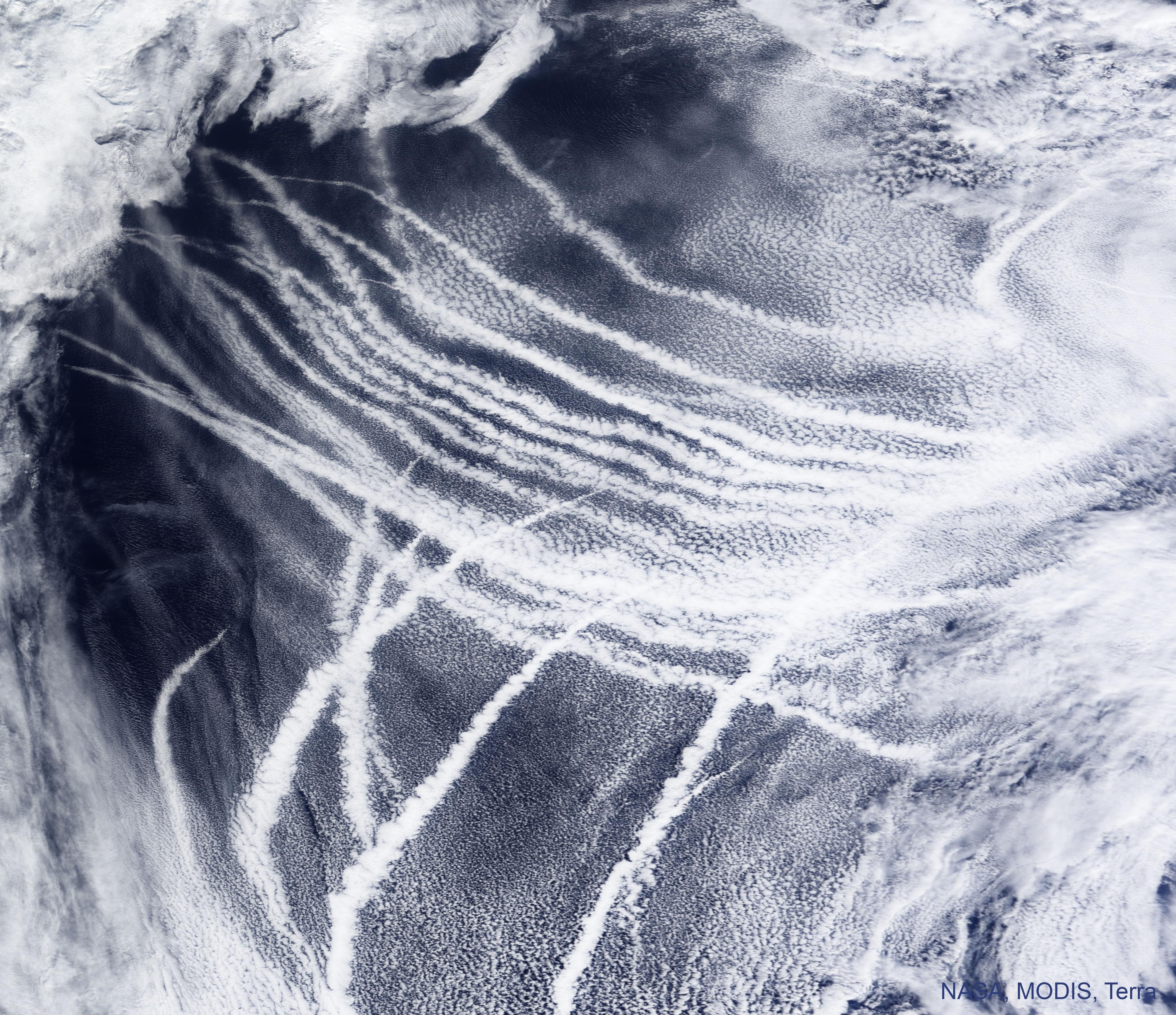 ما يشبه الغيوم الخيطية هي مسارات السفن وتحتها المحيط وحولها غيوم