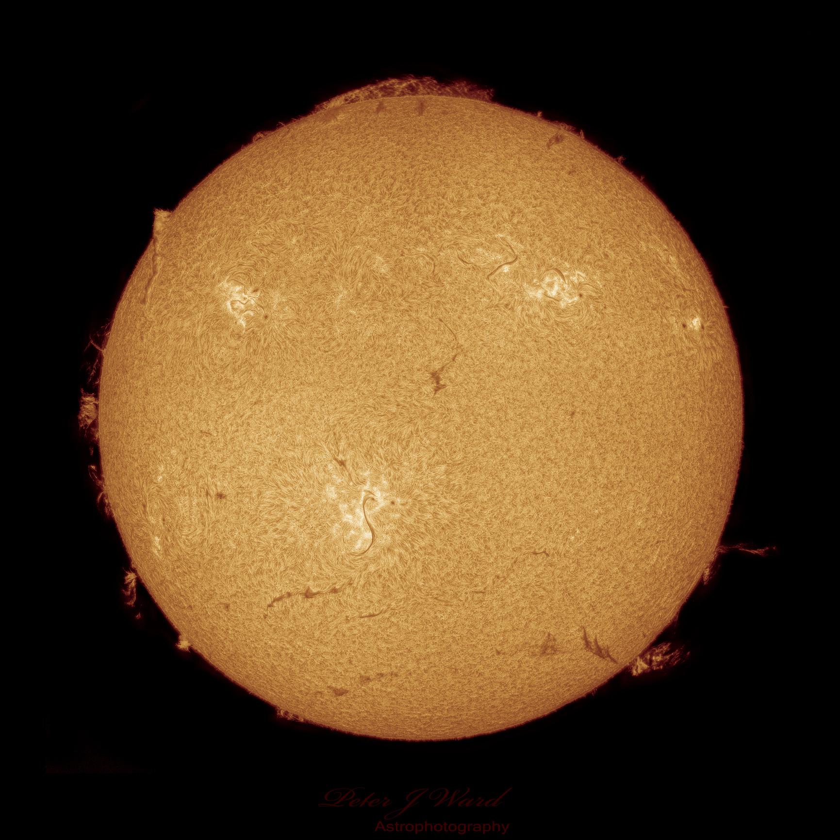 صورة حادّة التفاصيل لقرص الشمس تظهر فيها بقعٌ شمسيّة، ولطخاتٌ ضوئيّة، وخيوطٌ شمسيّة تتلوّى كالأفعى عبر قرص الشمس وتتحوّل إلى شواظاتٍ شمسيّة عند رؤيتها فوق الطرف الشمسي