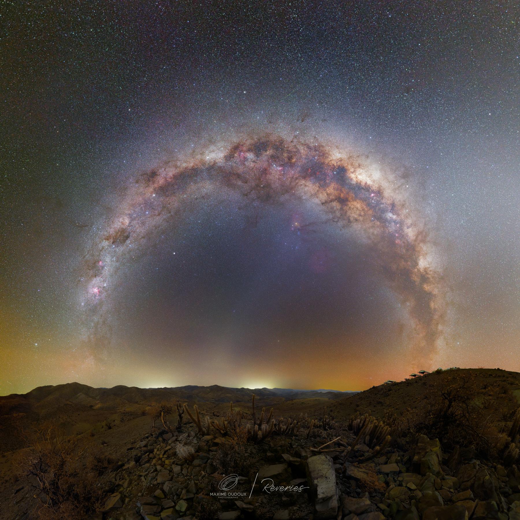 حلقة دائريّة من النجوم هي إسقاط النطاق المركزي لمجرّة درب التبّانة. في المقدّمة صخور وصبّار من الصحراء العليا في تشيلي