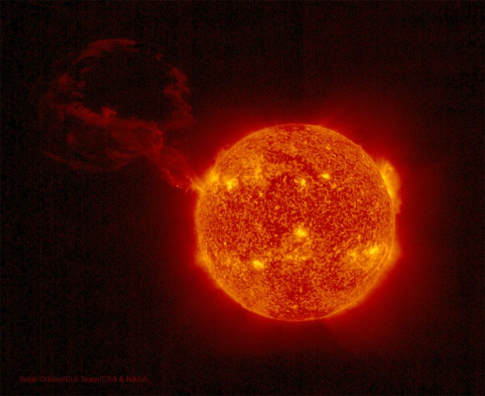 قرص الشمس الأحمر ببقعه ينبعث منه شواظٌ كبير يقارب قطر الشمس
