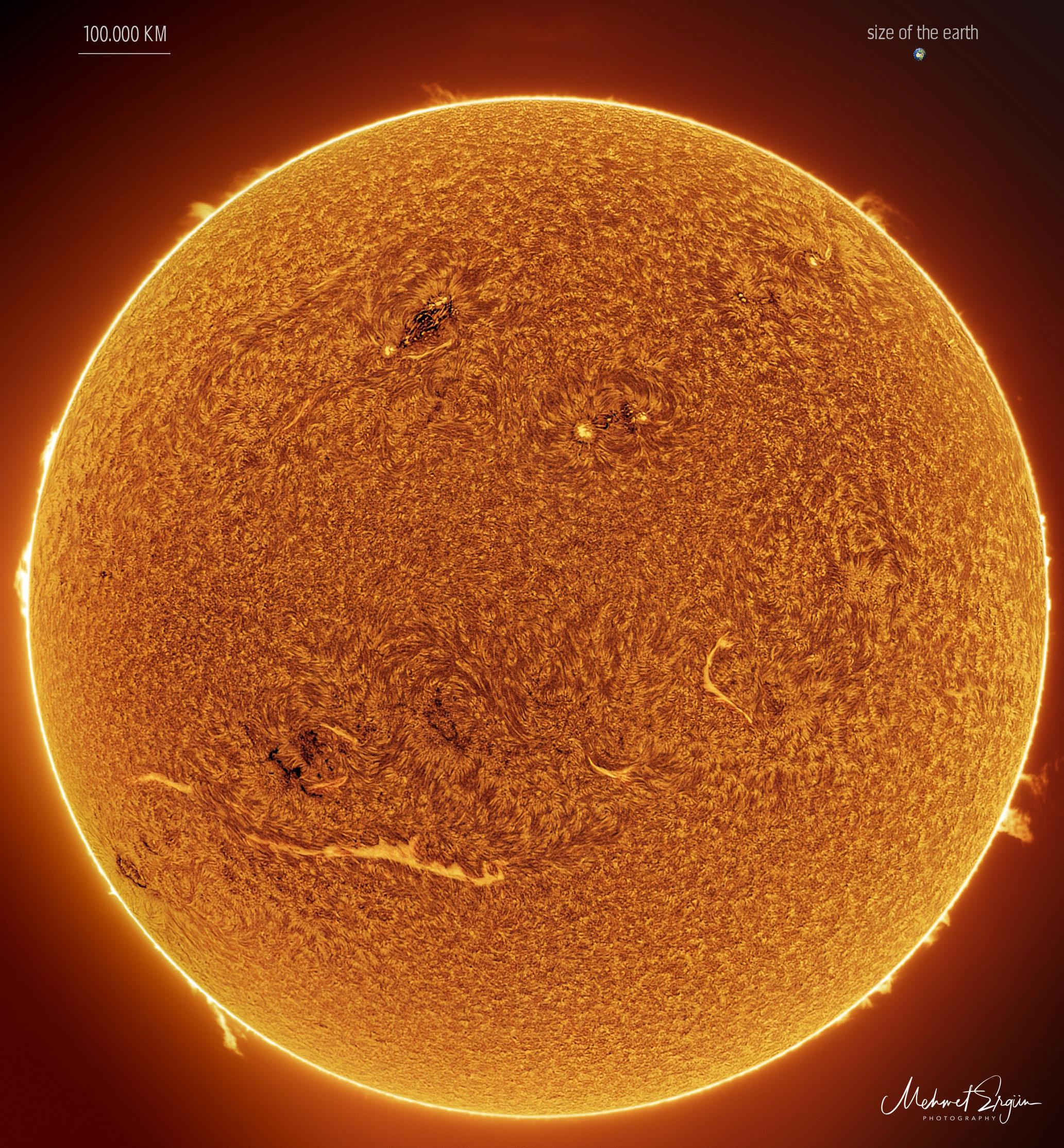 الشمس مصوّرة بلون يسمح بتفاصيل عالية، تمتلك الكرة البرتقاليّة الكبيرة بضع خطوط ساطعة ونسيجاً كسجّادة. تظهر بعض الشواظ حول الحواف