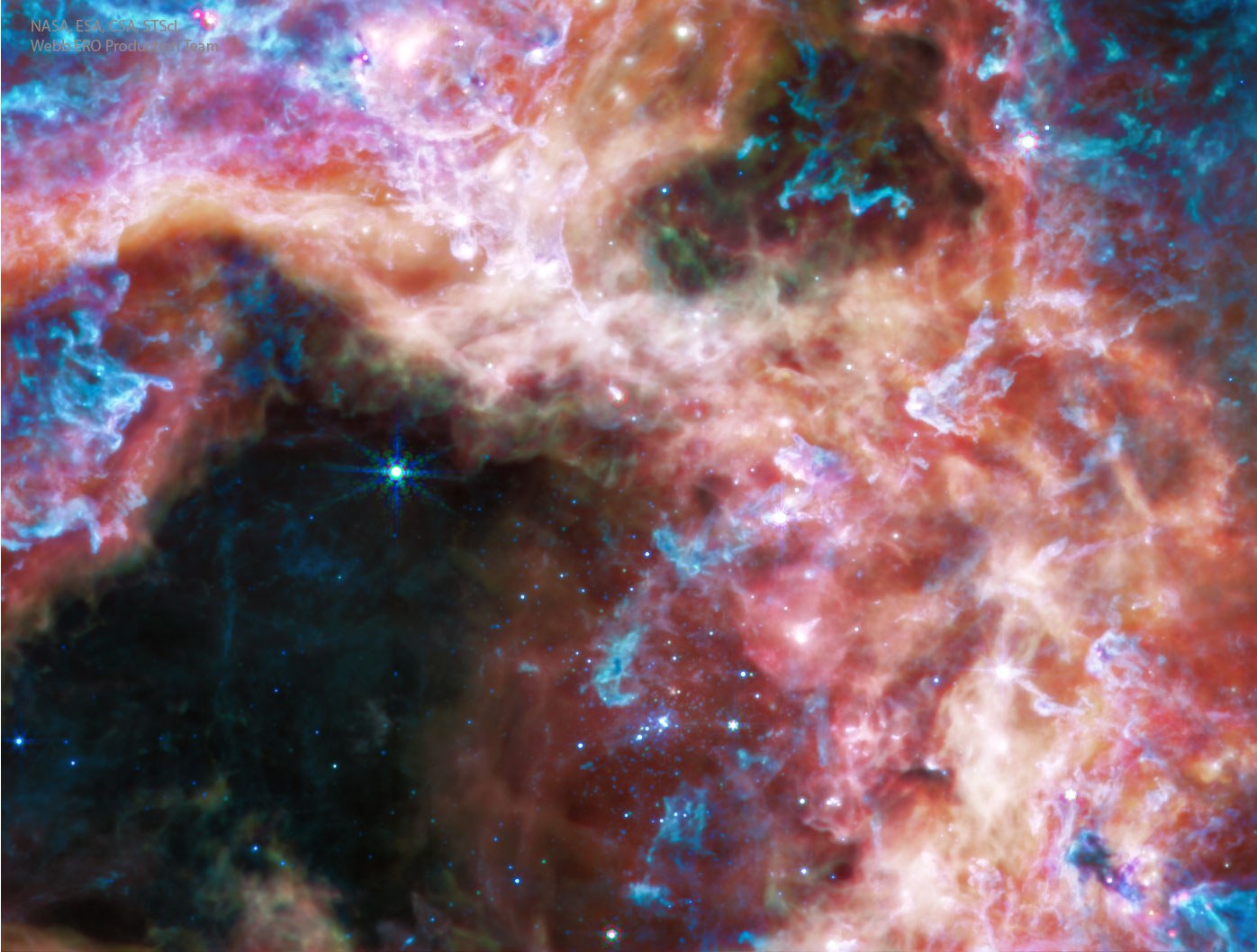 عنقود النجوم ر136 بالضوء تحت الأحمر المتوسّط كما التقطه تلسكوب جيمس وِبّ الفضائي.