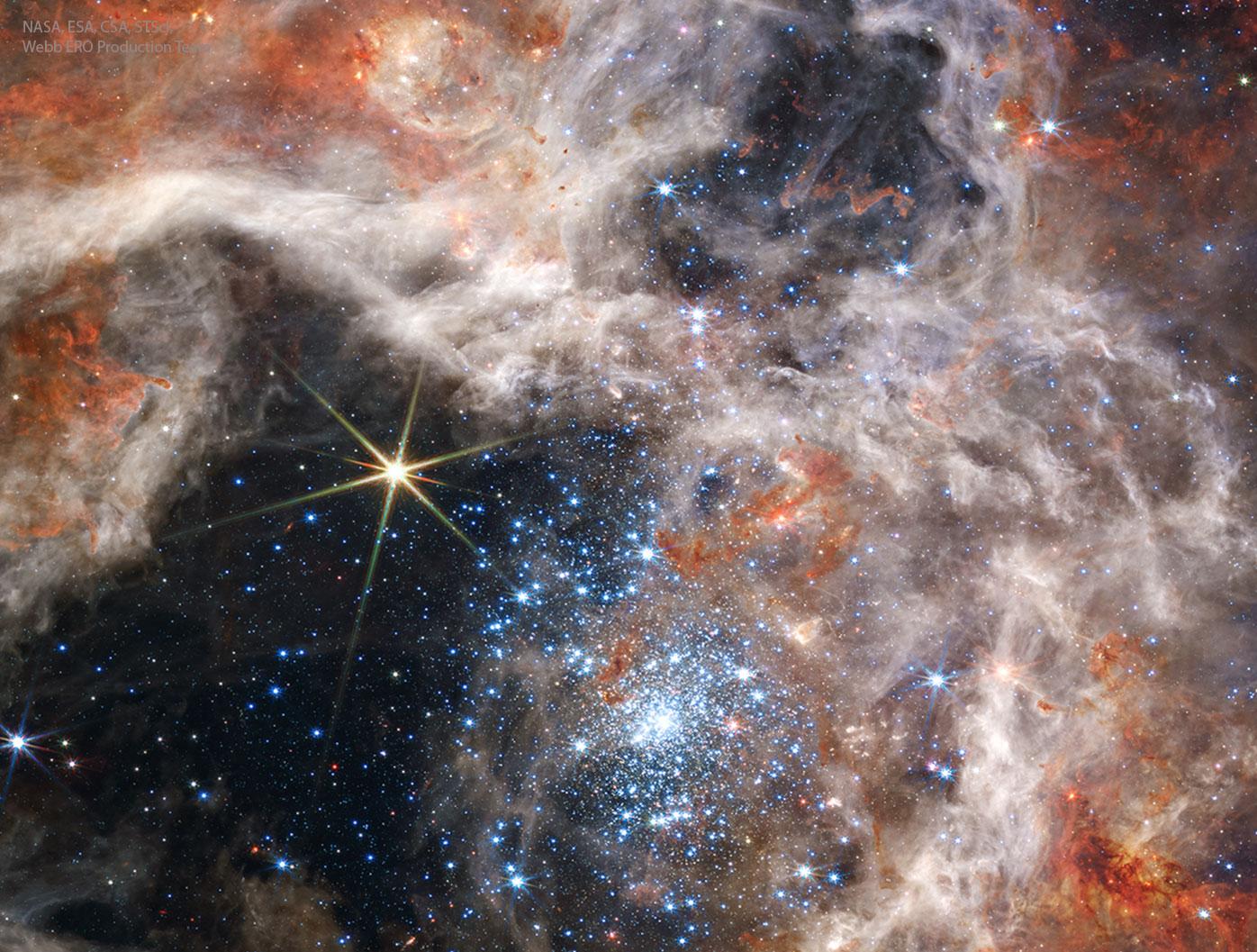عنقود النجوم ر136 بالضوء تحت الأحمر القريب كما التقطه تلسكوب جيمس وِبّ الفضائي.