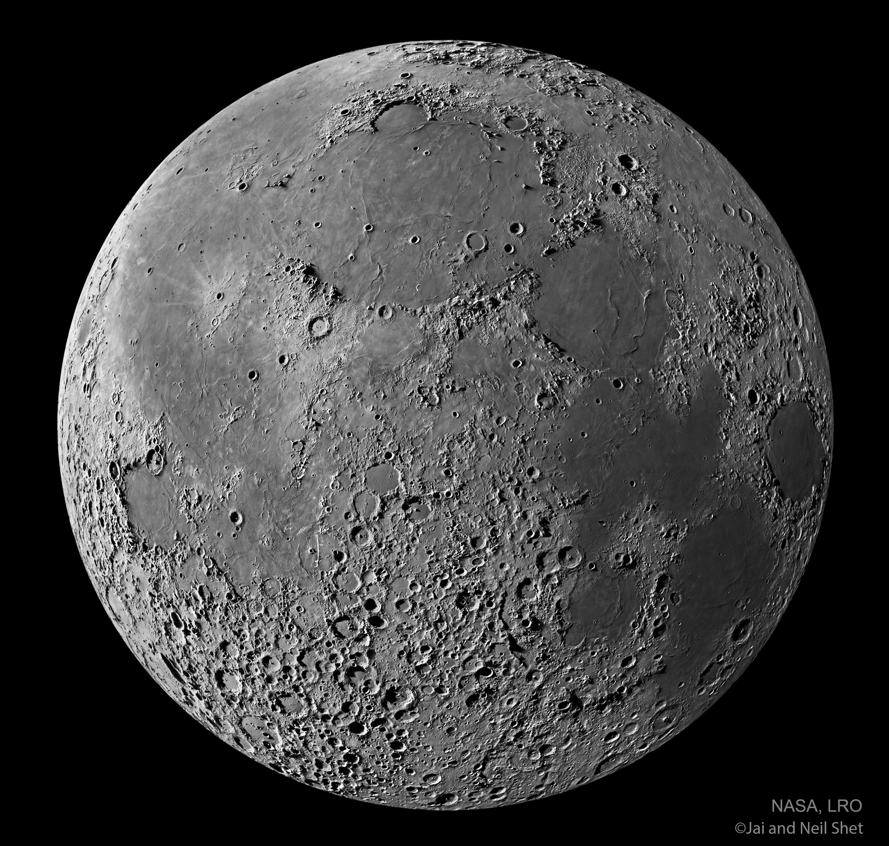 وجه القمر بتضاريس واضحة للغاية حيث أن الصورة مركّبة من أشرطة ملتقطة بمحاذاة خطّ الغلس الذي يبرز الظلال