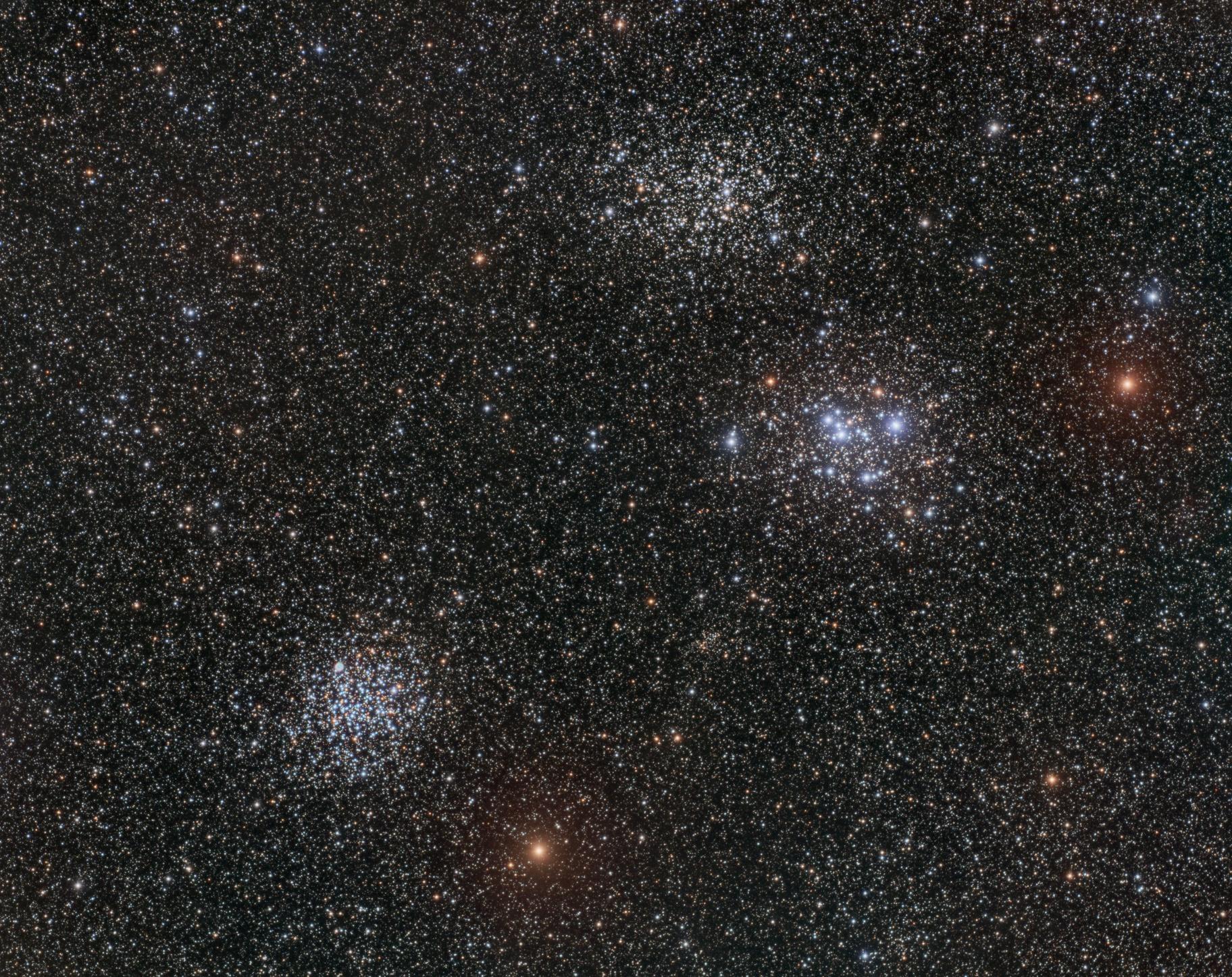قطعة مرصّعة بالنجوم من السماء تظهر فيها ثلاثة عناقيد نجميّة متفاوتة