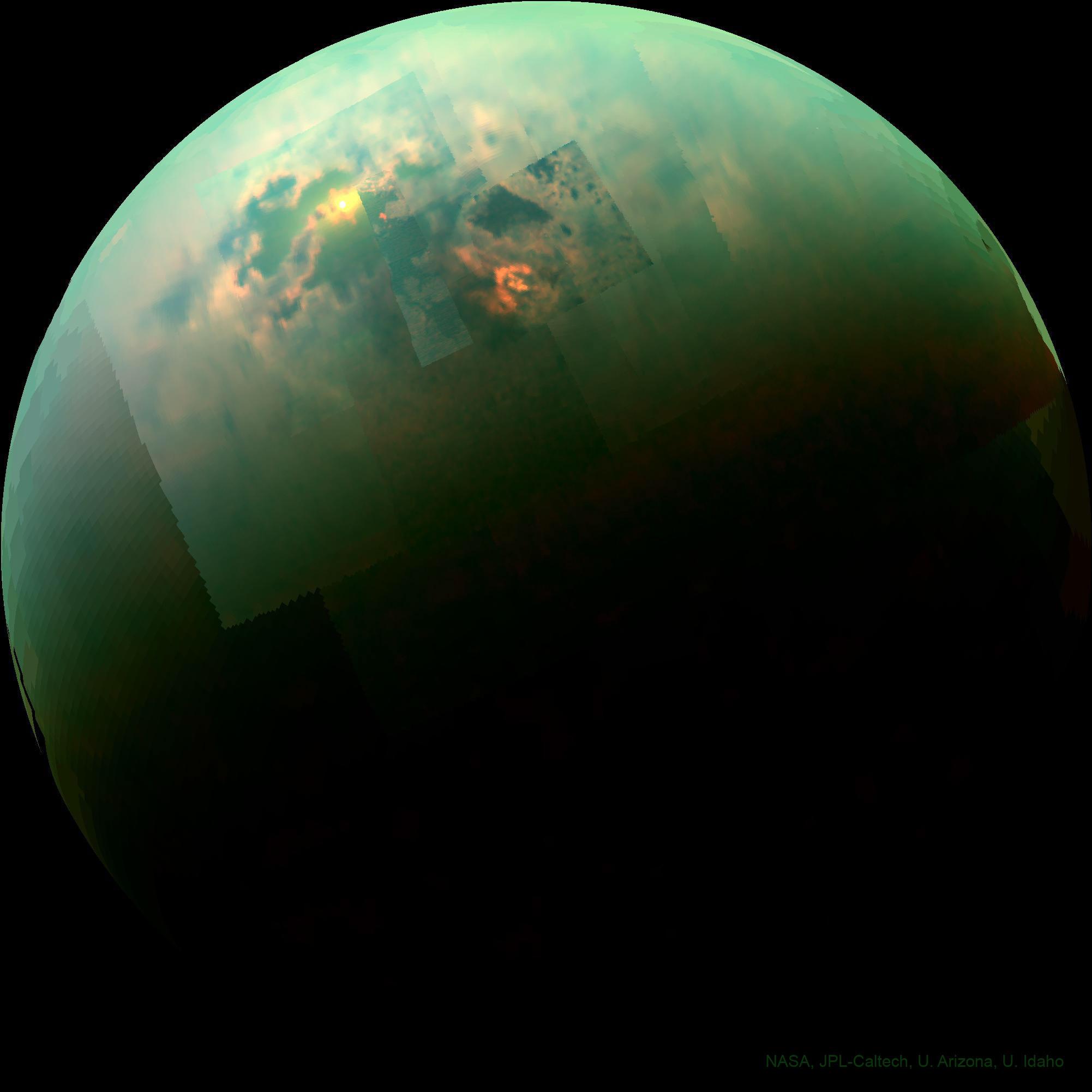 تَيتان يظهر كنصف قمر بلون مخضرّ تعلوه السحب وتحتها ما يشبه البحار التي تعكس الشمس كما المرآة