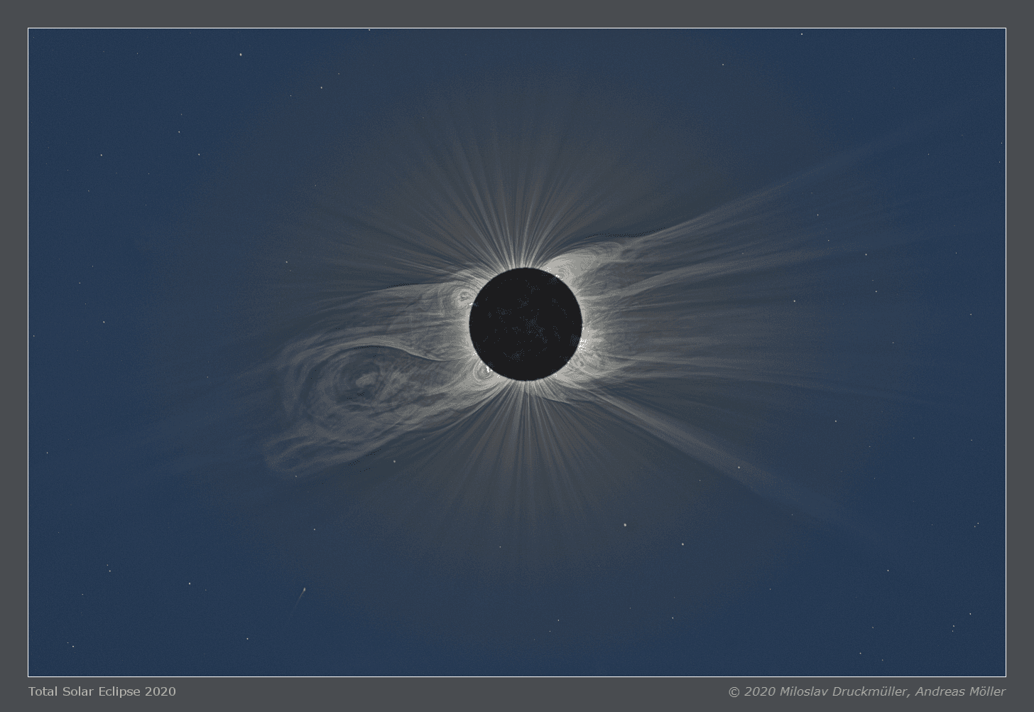 صورة مركّبة للكسوف الكلّي للشمس عام 2020، تكشف عن السطح القمري الشاحب والنجوم الخافتة في الخلفية، جنباً إلى جنب مع بروزات بحجم الكواكب على حافة الشمس، مع انبعاث كتليٍّ إكليليٍّ هائل، إضافة إلى هياكل إكليلية عارمة تكون عادةً غير مرئيّة في وهج الشمس، و مذنّب راعٍ للشمس من عائلة مذنبات كروز أسفل يسار الصورة.