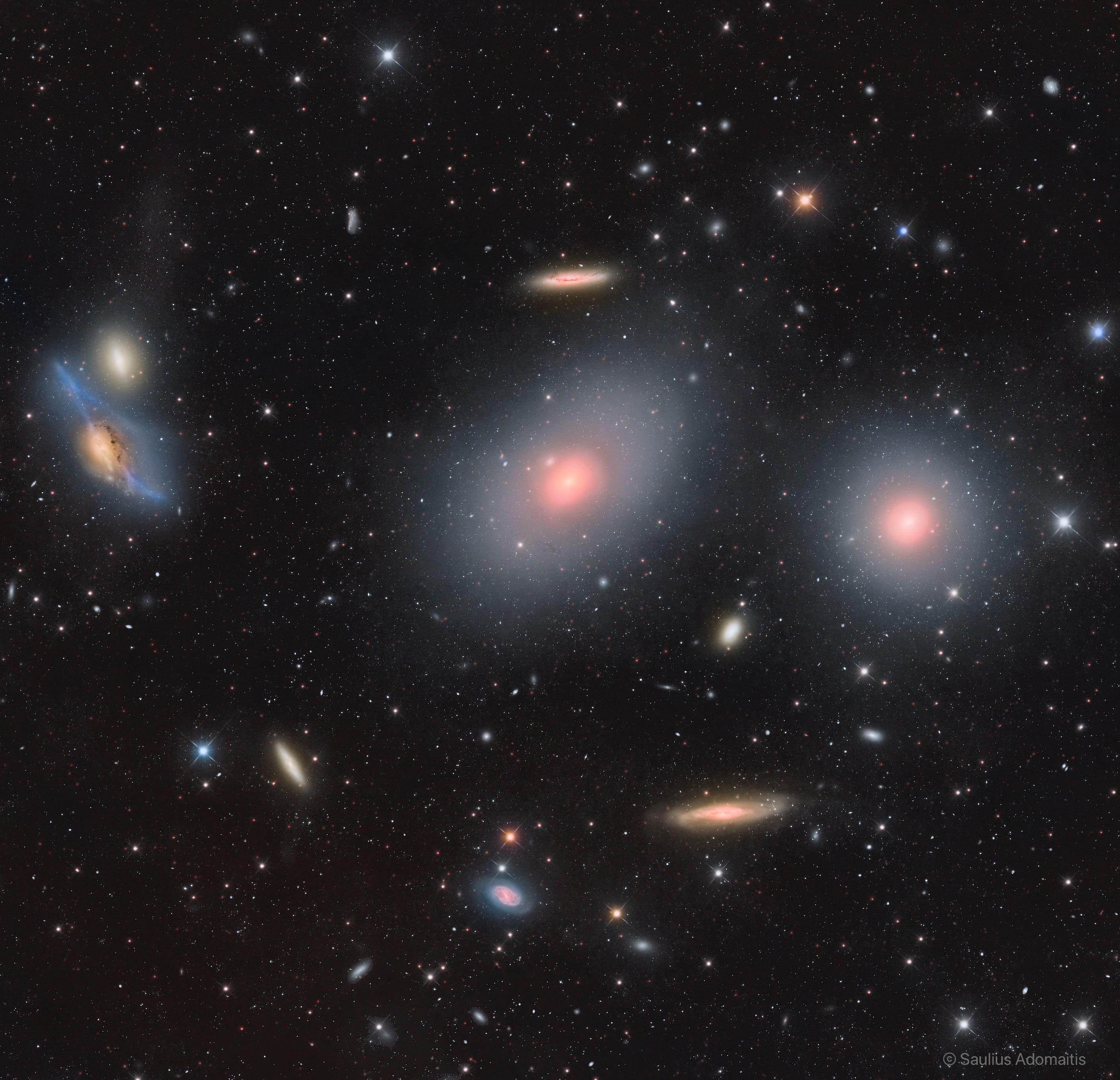 تشكيلة من المجرّات المختلفة تُرى بعضها من وجهها وبعضها من جانبها بينما تظهر نجوم المقدّمة عبر الصورة