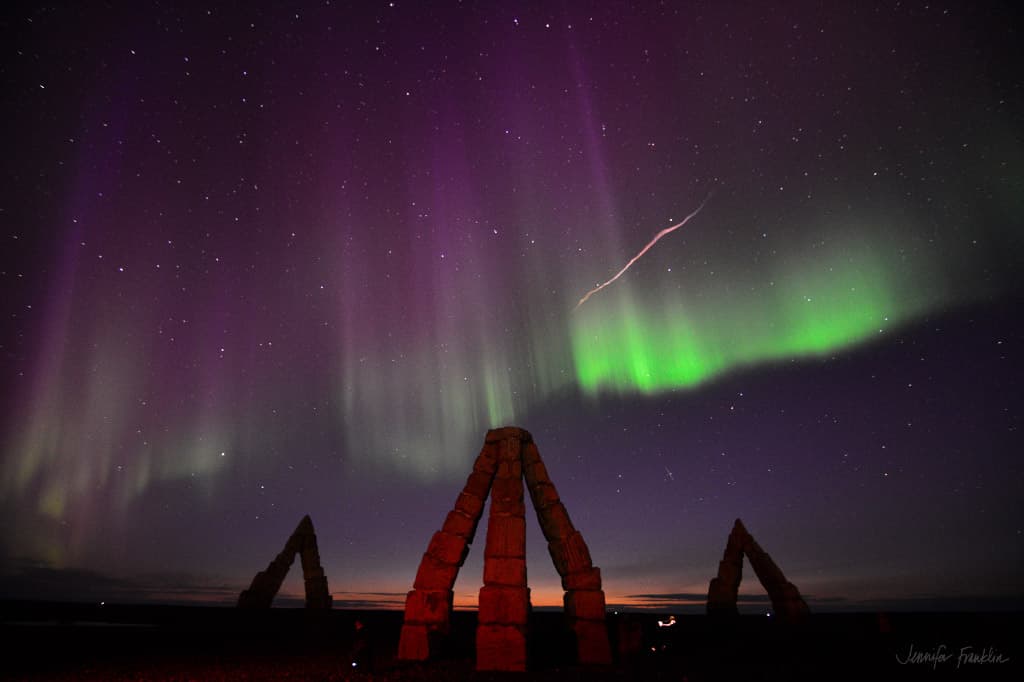 صورة تالية من نفس النقطة أخف سطوعاً يُرى فيها الأثر المتلاشي للشهاب