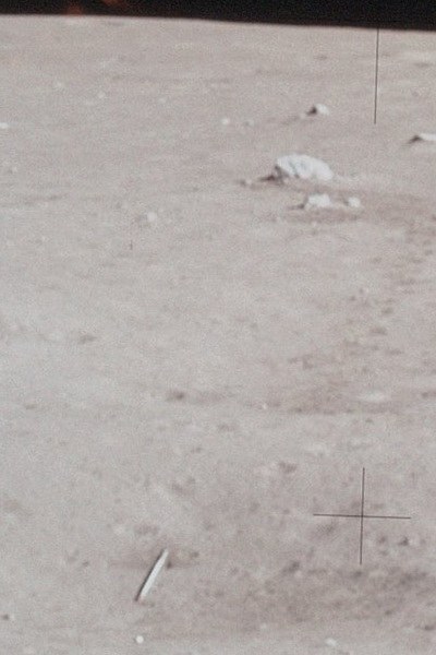 تفصيل من الصورة يُظهر صخرة السلحفاة بعرض متر ونصف وتحتها حفرة بها ما يشبه الرمح ومن تحته بقعة بيضاء هي كرة گَولف