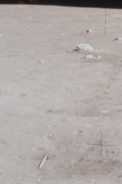 تفصيل من الصورة يُظهر صخرة السلحفاة بعرض متر ونصف وتحتها حفرة بها ما يشبه الرمح ومن تحته بقعة بيضاء هي كرة گَولف