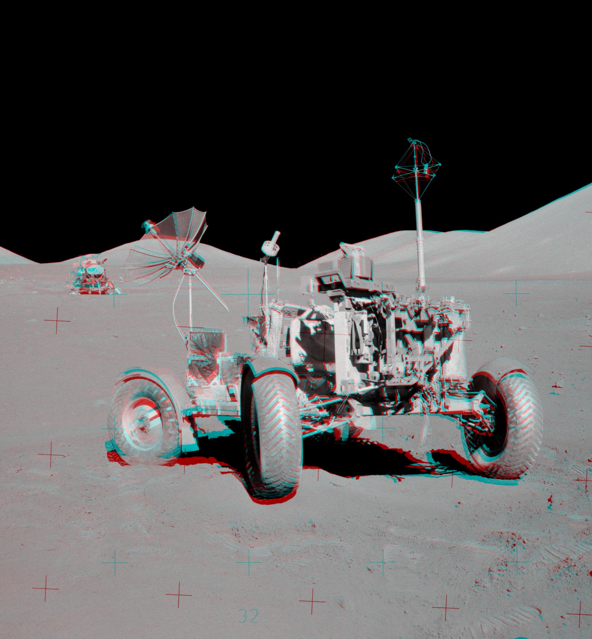 صورة مجسّمة بالأزرق والأحمر تظهر العربة القمريّة الجوّالة ومن خلفها الوحدة القمريّة ومن حولهما التلال