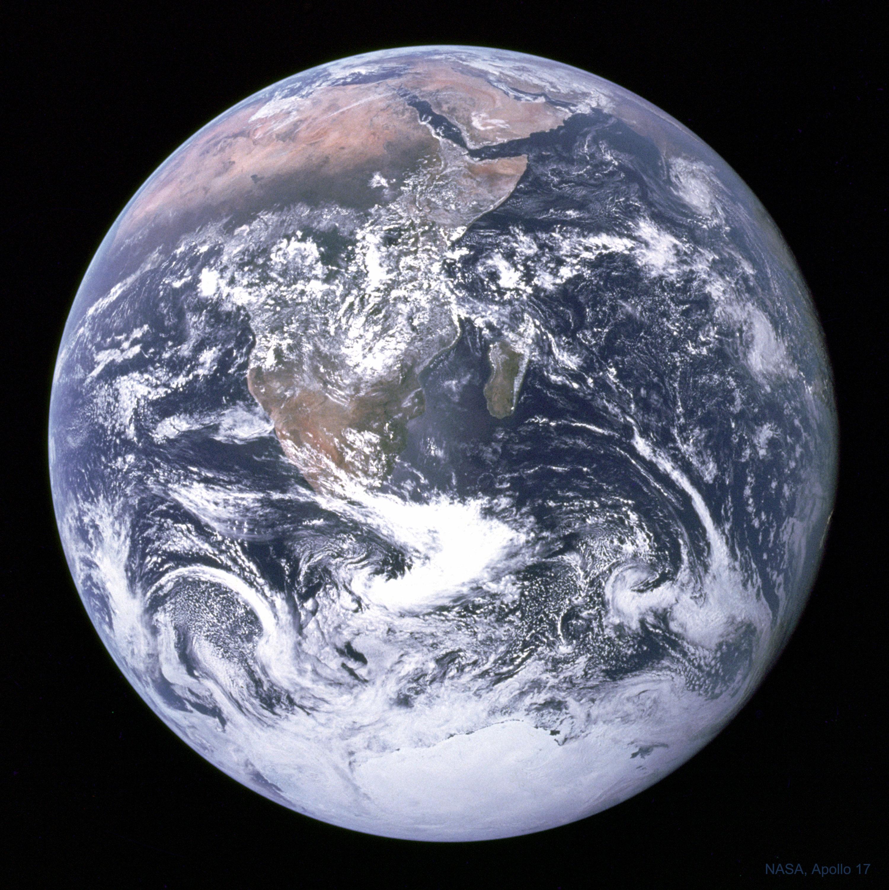 الكرة الأرضيّة مأخوذة من زاوية فضائيّة جنوبيّة يظهر منها افريقيا والقارة القطبيّة الجنوبيّة إضافة إلى محيطات شاسعة وغيوم مترامية