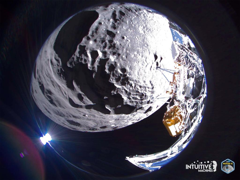 صورة بمسقط كروي تُظهر تضاريس قمريّة وتفاصيل من أجزاء المركبة، في حين يظهر ضوء ساطع من نقطة على محيط الدائرة