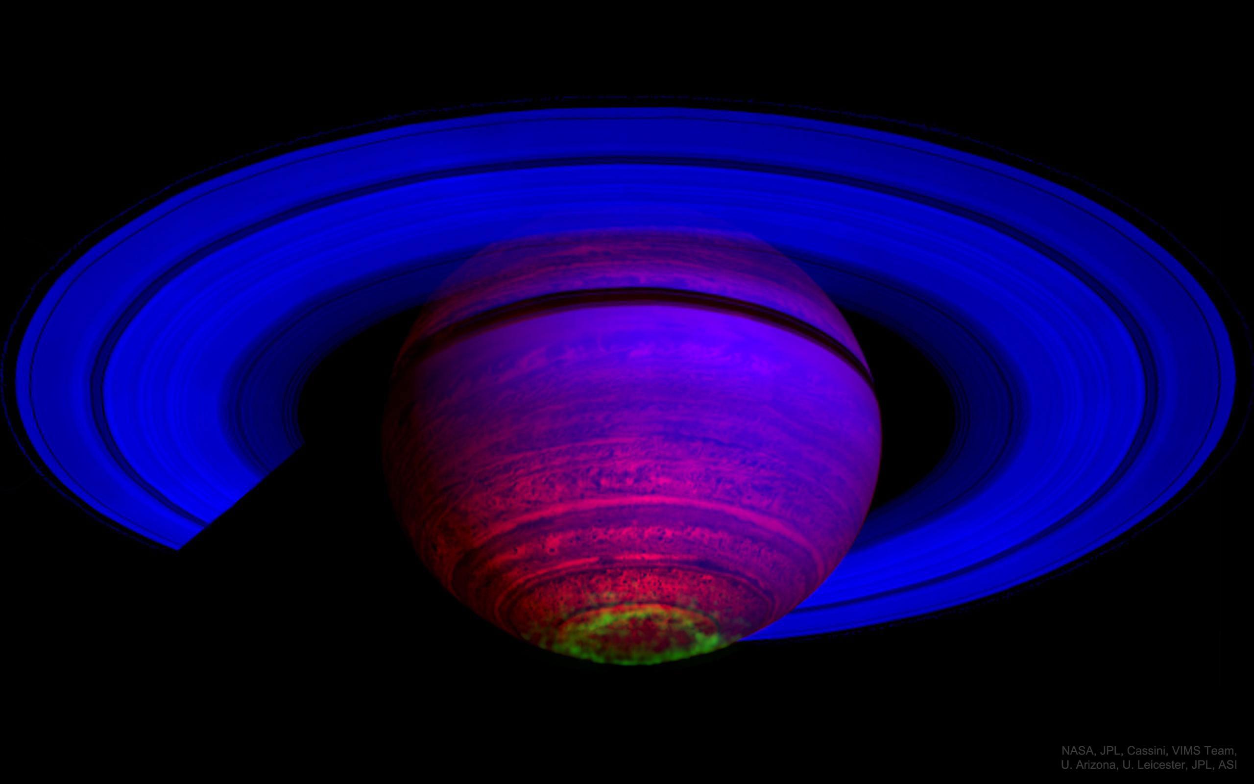 صورة بالأشعة تحت الحمراء لكوكب زحل تظهره بألوان غير حقيقيّة، حيث تبدو الأشفاق القُطبيّة للكوكب واضحة بألوان عدّة تجاه الجنوب. 
