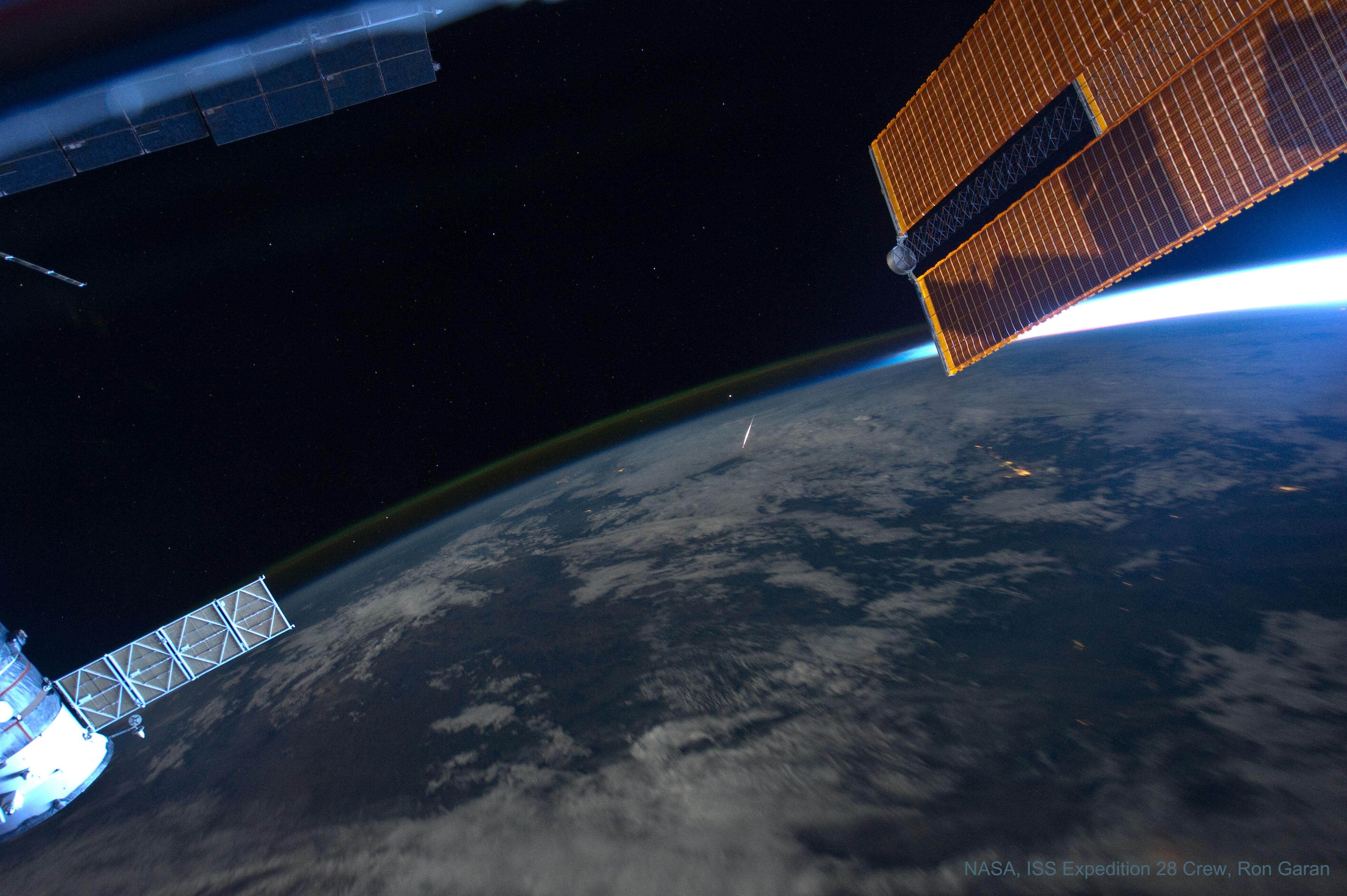 صورة تظهر شهاباً برشاويّاً كما تم تصويره من محطّة الفضاء الدوليّة.