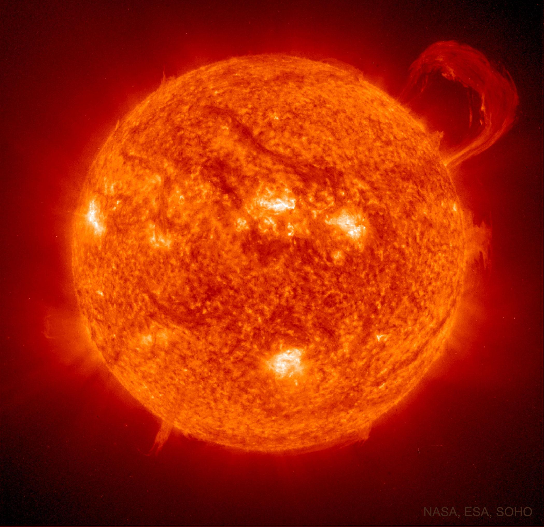 الشمس بالأشعة فوق البنفسجيّة الفائقة حيث تظهر عليها بقعٌ أشدّ سطوعاً بينما يبرز من طرفها شواظٌ بعلوّ يقارب ربع قطرها